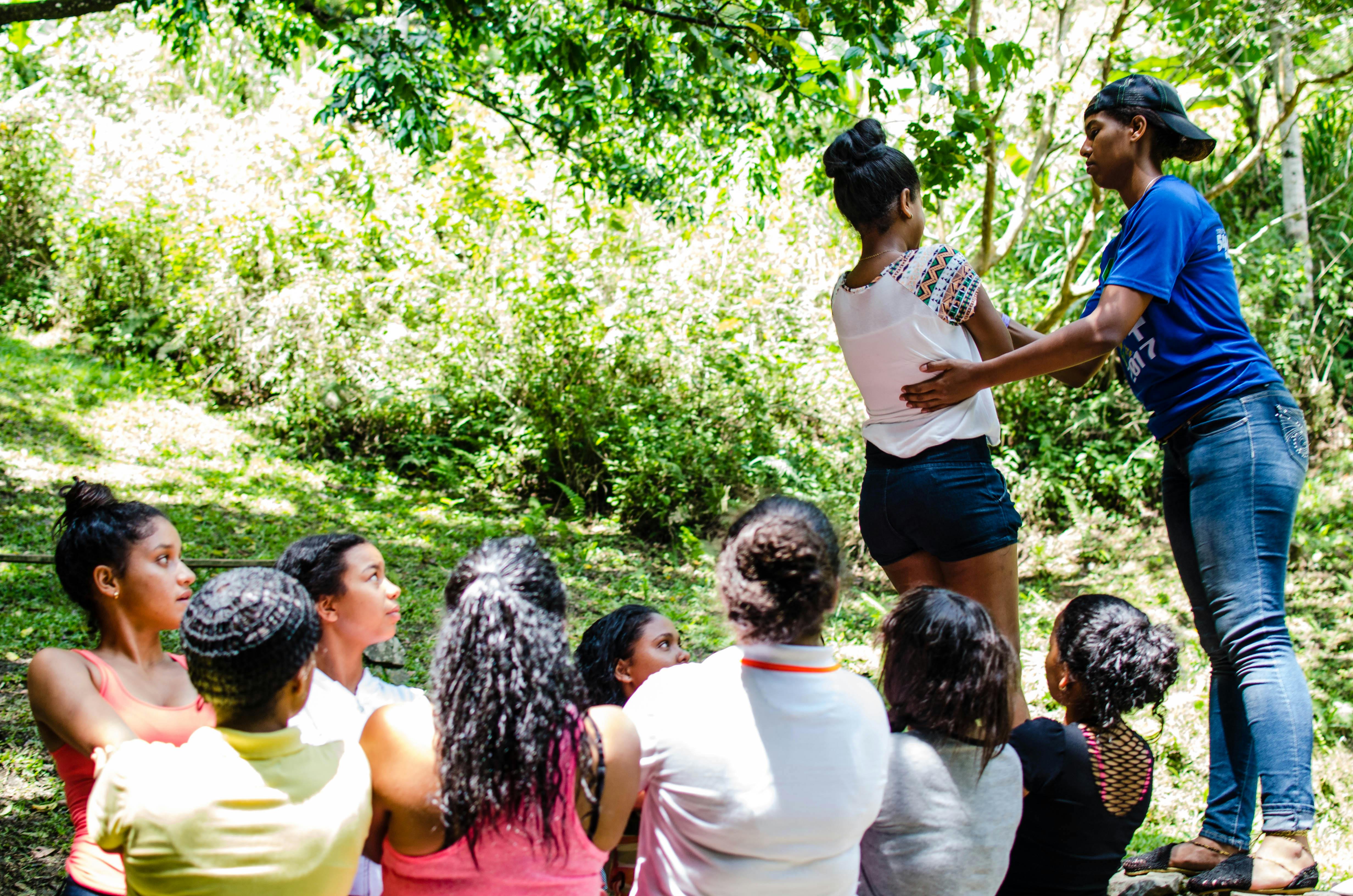 Firmenteam vor einer Outdoor-Kletterwand